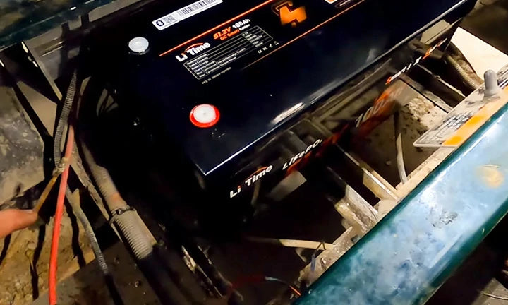 A 48V 100Ah Bluetooth lithium battery is installed on the shelf.