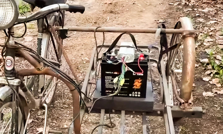 The golf car's lithium battery is connected to a three-wheeled vehicle and charges the motor.