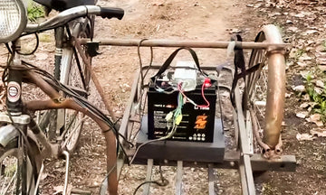 The golf car's lithium battery is connected to a three-wheeled vehicle and charges the motor.